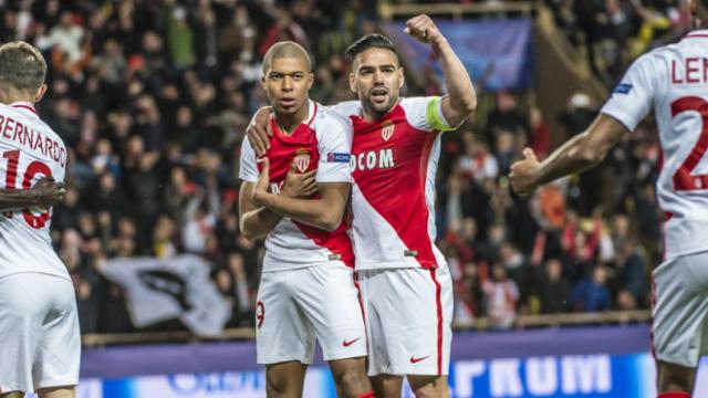 Mbappé y Falcao celebran un gol   Foto: asmonaco.com