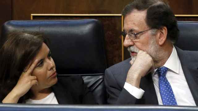 Soraya Sáenz de Santamaría y Mariano Rajoy durante el pleno del Congreso.
