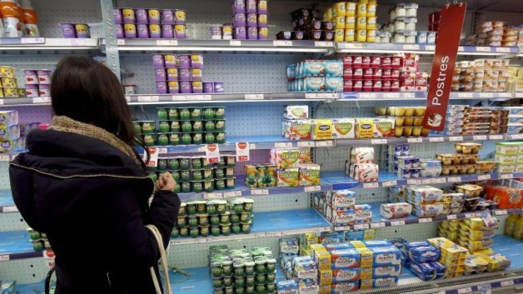 Una mujer frente a un lineal de supermercado, en una imagen de archivo.