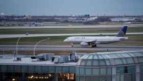 Un avión se desplaza por el aeropuerto O'Hare de Chicago (EEUU).