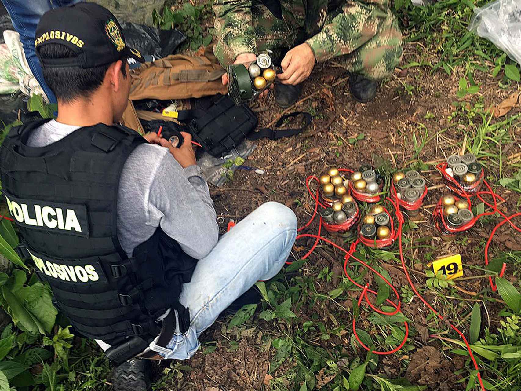 El Ejército colombiano encuentra armamento supuestamente de disidentes de las FARC.