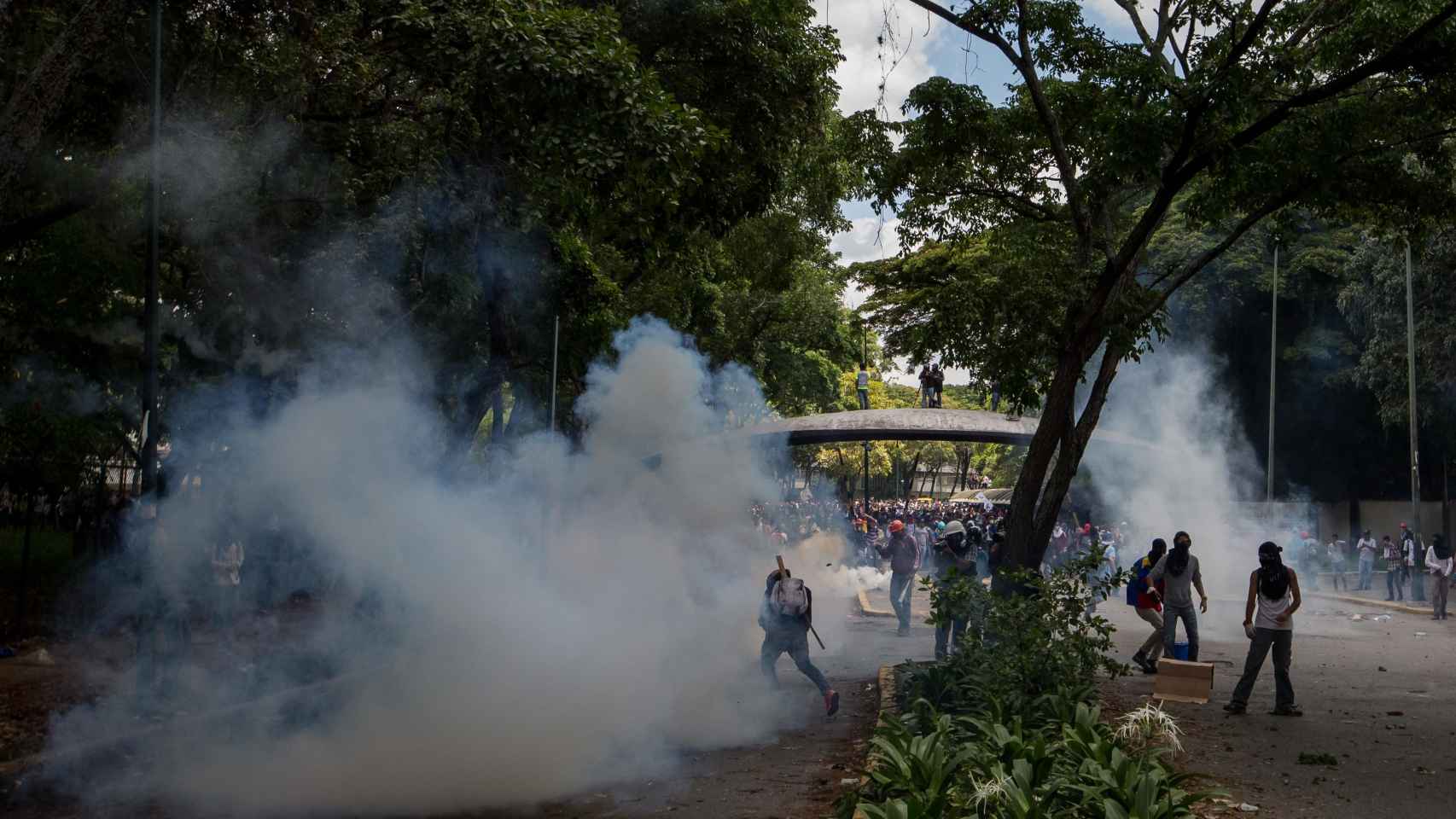 Manifestantes universitarios en una protesta dispersada por la policía el pasado jueves en Caracas.