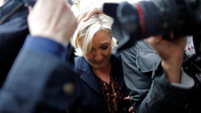 Le Pen, rodeada de guardaespaldas en el acto en la Bretaña