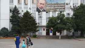Admiro Daguestán y sus habitantes por proteger su región y Rusia, dice Putin en el cartel.