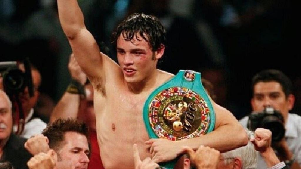 Chávez Jr. se proclama campeón del mundo.