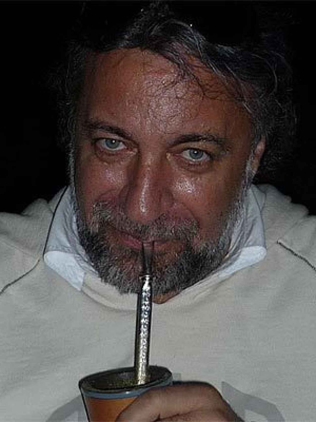 Julián Lago, en la última etapa de su vida, bebiendo mate en Paraguay