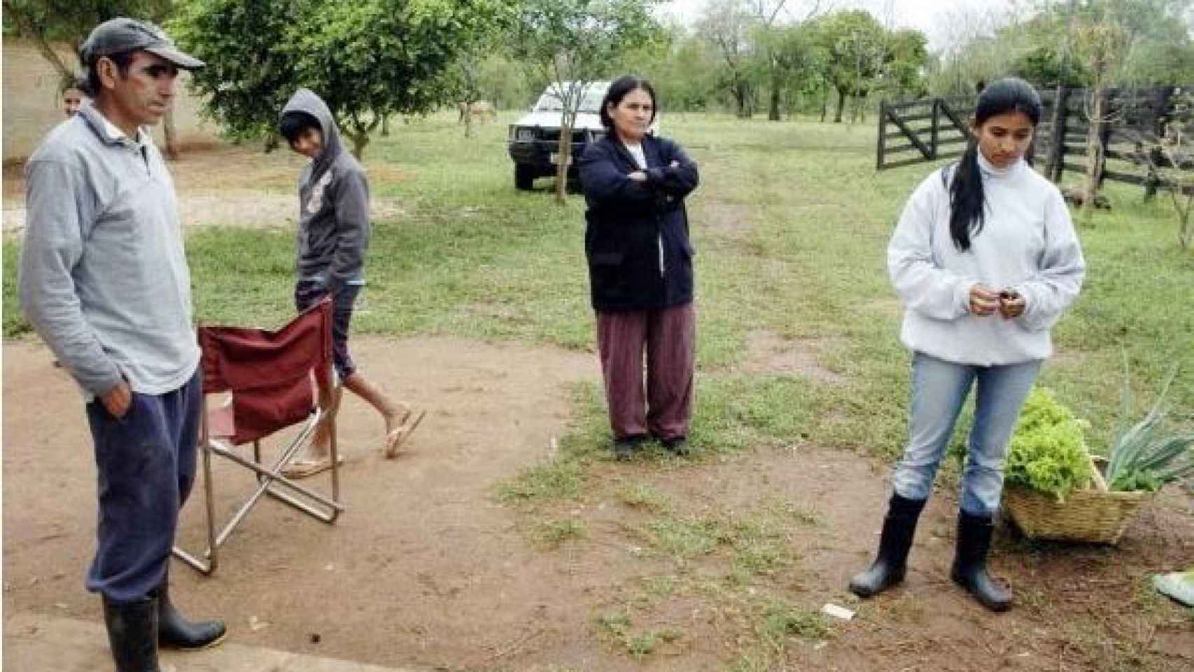 Yolanda, con su familia, en el rancho de Simón Bolivar. Mostraba a la prensa las lechugas que tenía que vender para costear el tratamiento de Julián