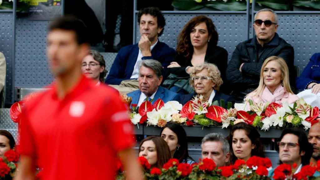 Manuela Carmena y, detrás, Celia Mayer en la final del torneo de tenis de Madrid en 2016