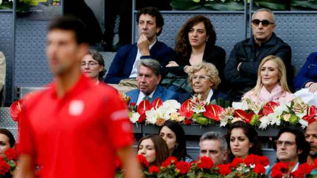 Manuela Carmena y, detrás, Celia Mayer en la final del torneo de tenis de Madrid en 2016