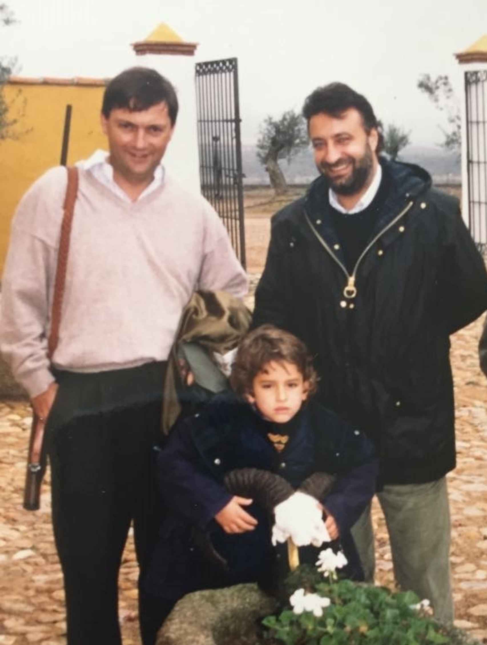 El periodista Antonio Herrero, Julián Lago y el hijo pequeño de éste, Pablo.
