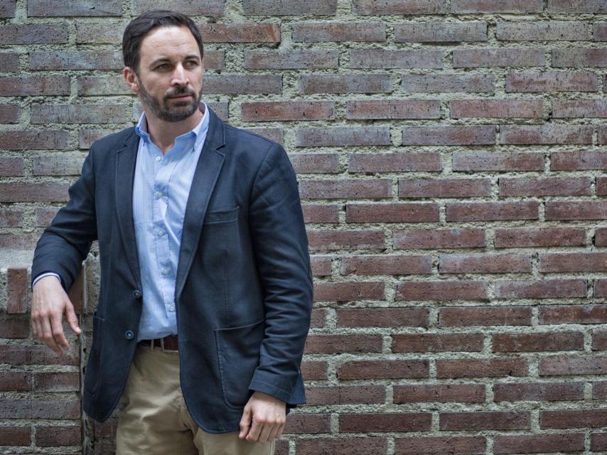 Abascal mira con admiración hacia Le Pen.