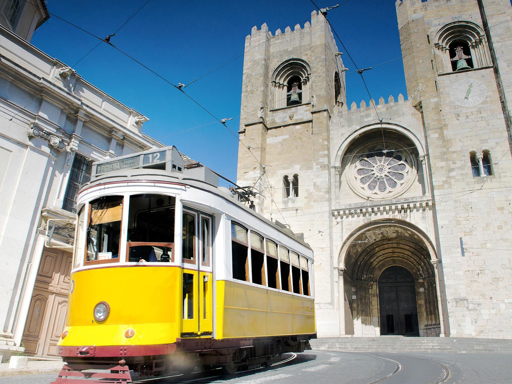 El famoso tranvía 28 junto a la Catedral de Lisboa.
