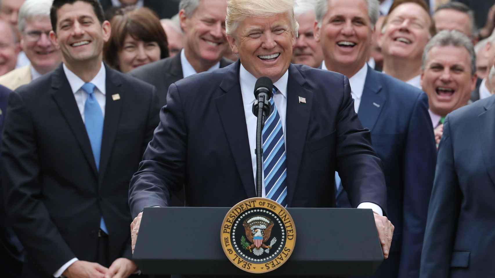 El presidente estadounidense y su séquito, ayer tras aprobar la reforma sanitaria.