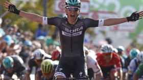 Postlberger celebrando su victoria en la primera etapa del Giro.