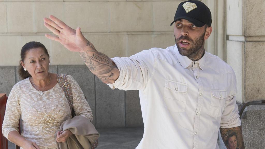 Manuel H.P. y su madre a la salida del juzgado el pasado miércoles.