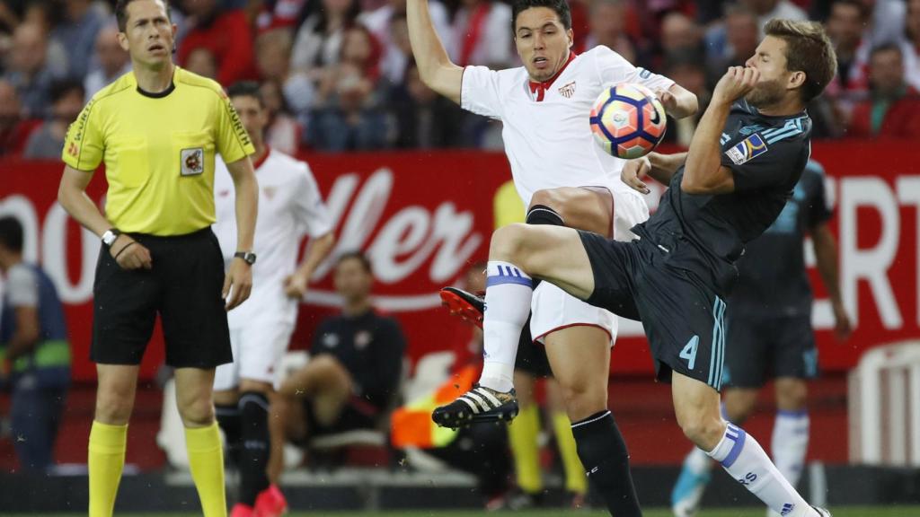 Nasri e Illarramendi disputan un balón.