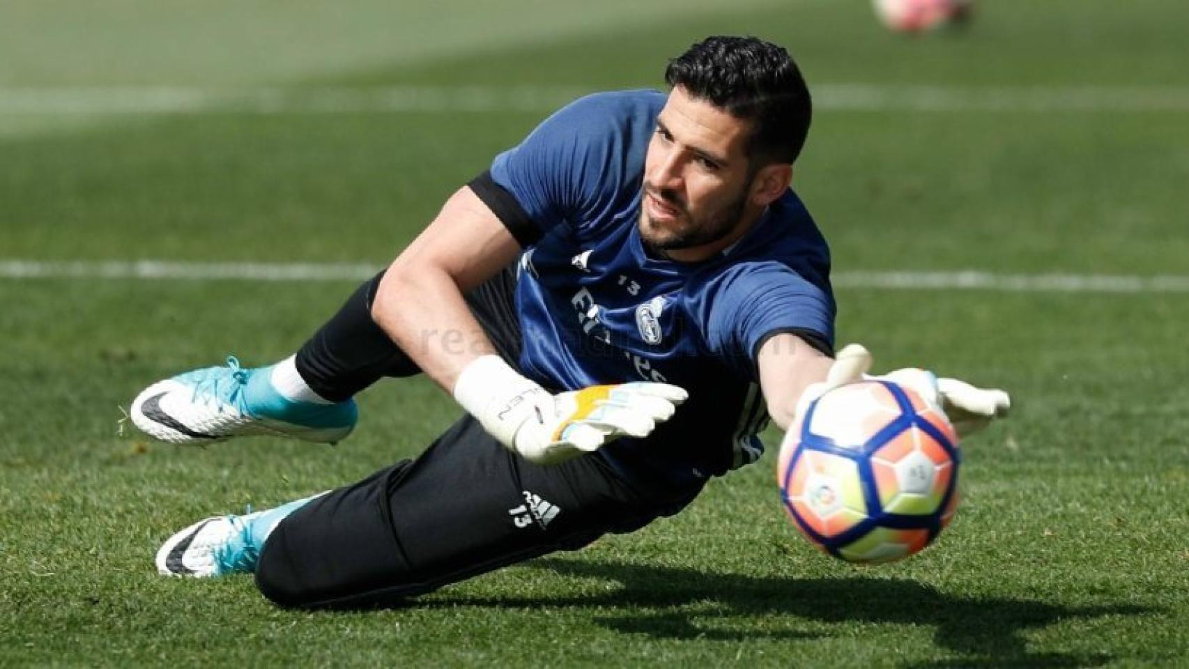 Kiko Casilla para un balón