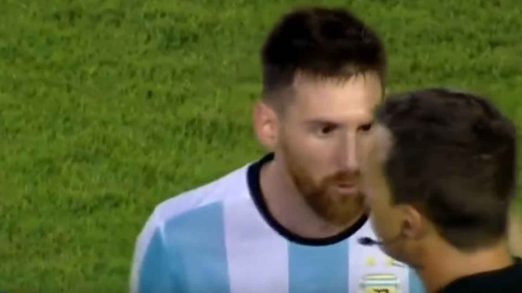 Messi se encara con el árbitro del partido