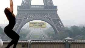 Pancarta de Greenpeace en la torre Eiffel.