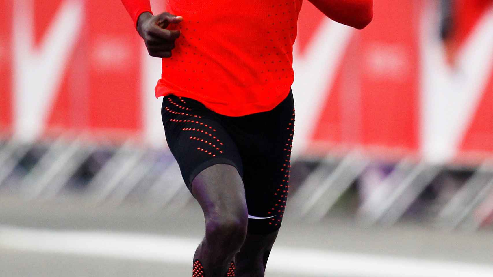 Eliud Kipchoge, durante el maratón en el que ha batido el récord