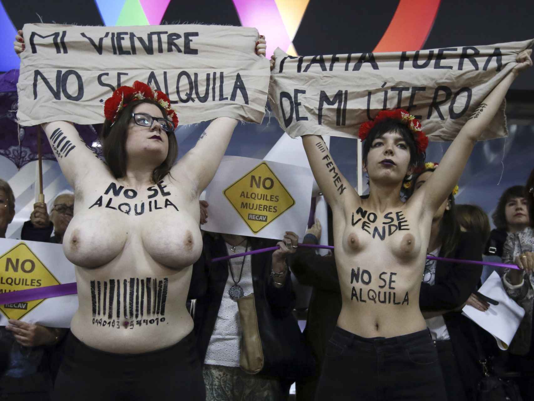 Las activistas de Femen exhibieron pancartas en contra de la feria de los vientres de alquiler.