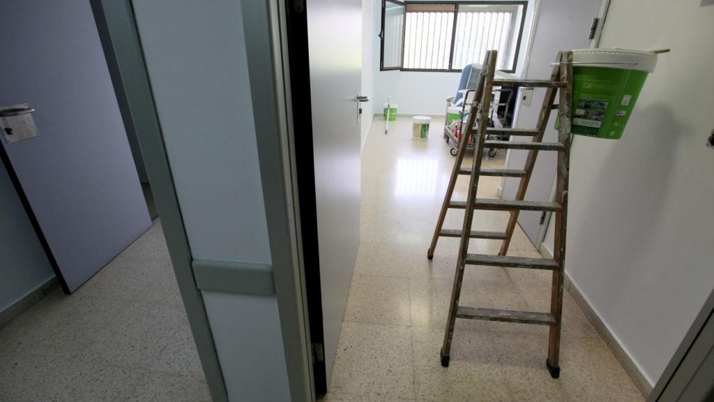 El hospital Can Misses (el único de la isla) está todavía rehabilitando algunas habitaciones: quiere alquilarlas a médicos como residencia.