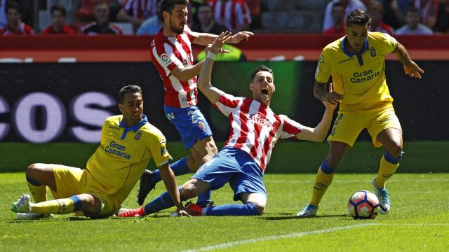 Un momento del partido entre Sporting y Las Palmas