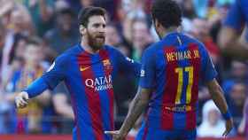 Messi y Neymar celebran un gol.