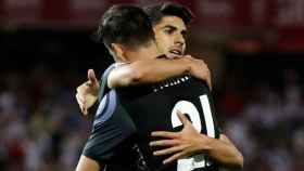 Asensio abraza a Morata