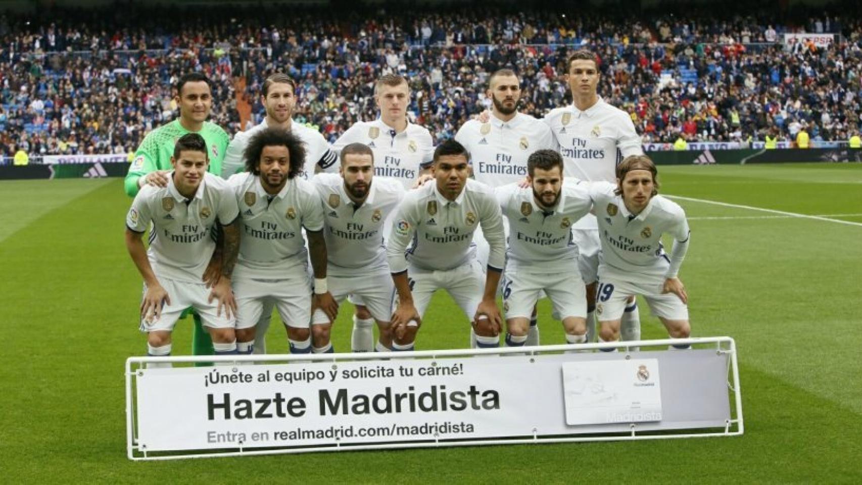 Los once jugadores posan. Fotógrafo: Manu Laya / El Bernabéu