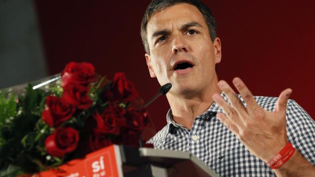 Pedro Sánchez durante su intervención en el mitin celebrado en Elche.