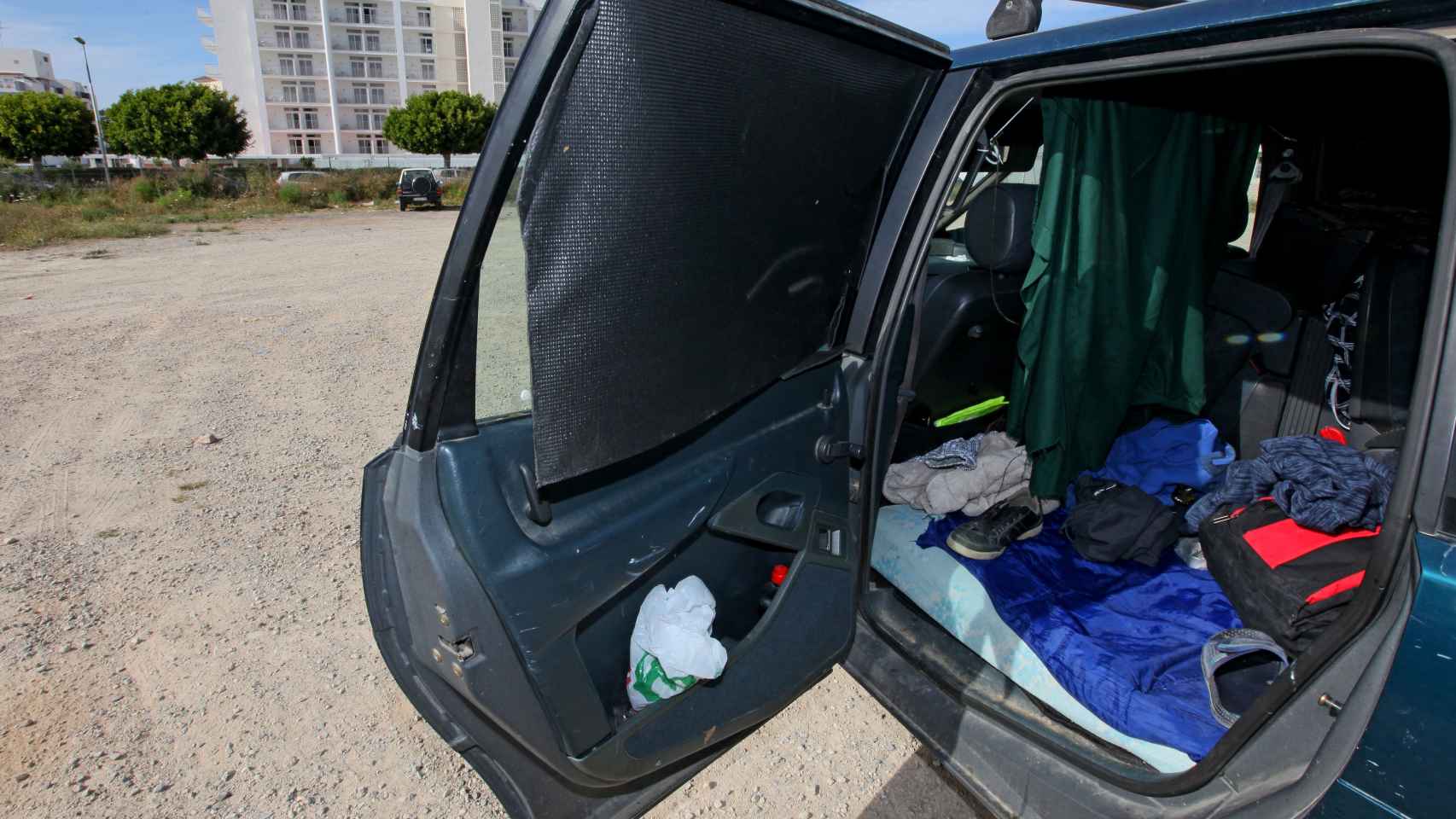 En Ibiza muchos trabajadores se ven obligados a vivir en sus coches porque no pueden pagar una habitación.