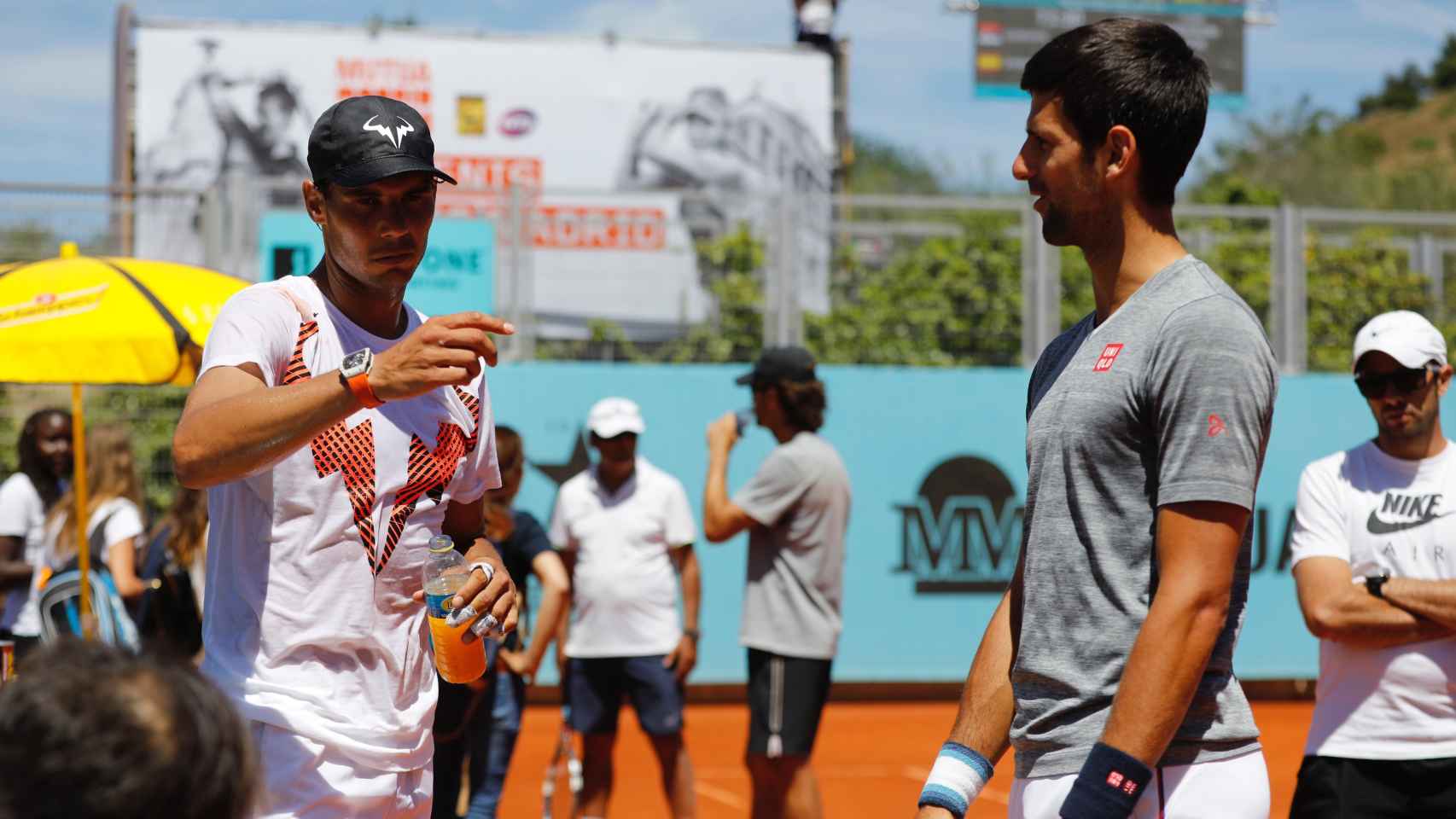 Djokovic y Nadal se saludan durante un entrenamiento en Madrid.