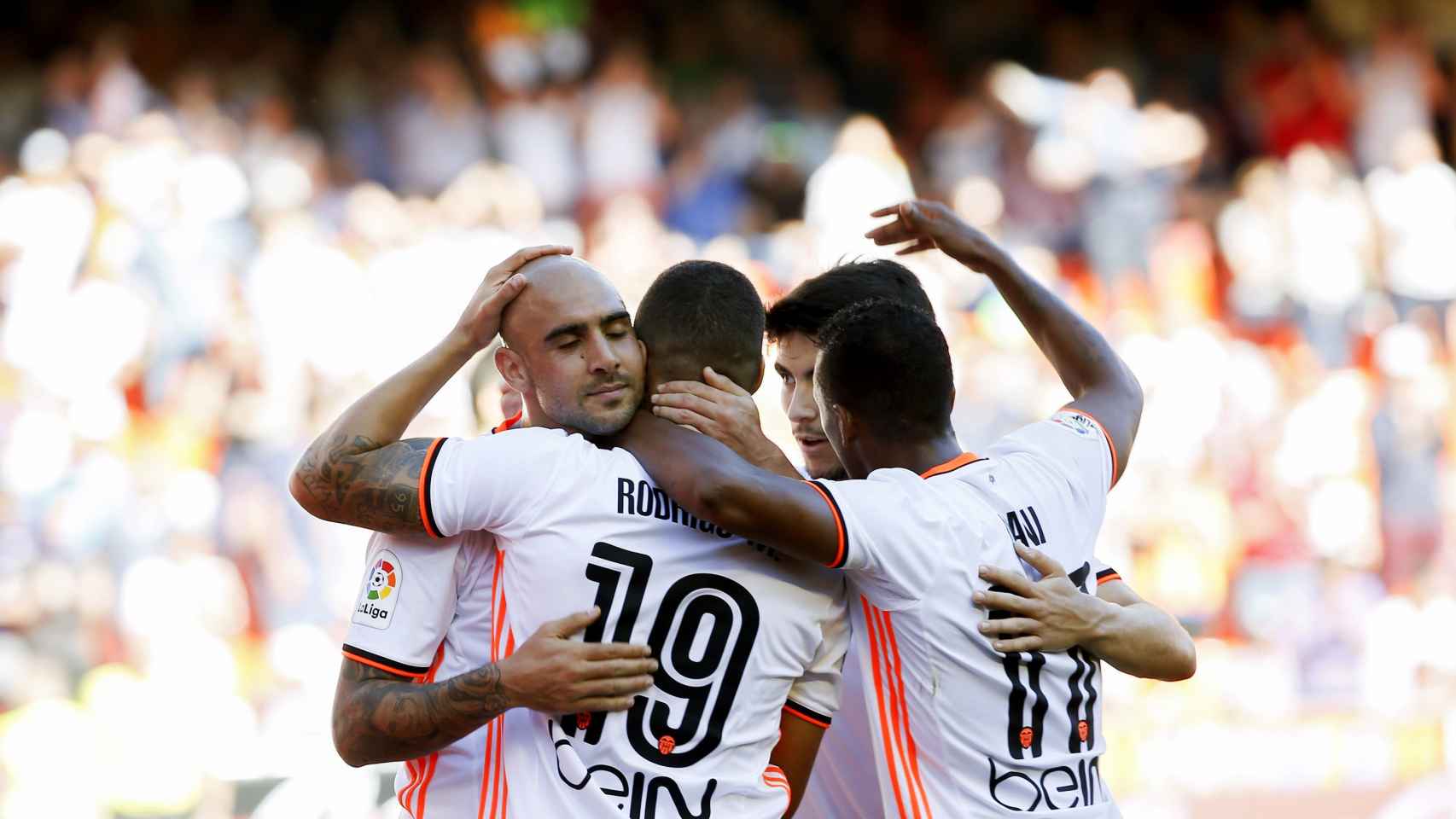 Jugadores del Valencia celebran un gol ante Osasuna.