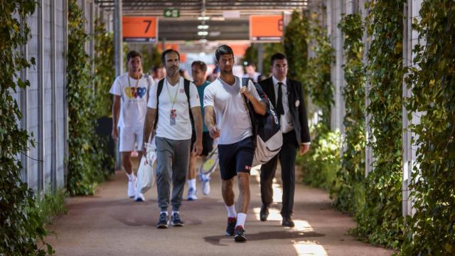 Djokovic, camino de un entrenamiento en la Caja Mágica.