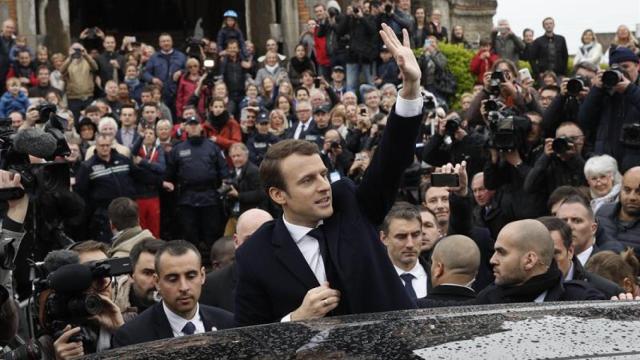 Macron saluda a sus simpatizantes tras votar este domingo en la segunda vuelta.