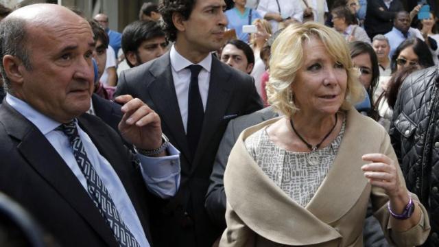 Esperanza Aguirre junto a Beltrán Gutiérrez, uno de sus hombres fuertes cuando presidía Madrid