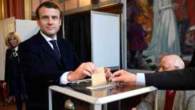 Emmanuel Macron en el momento de votar.