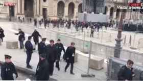 La policía evacua a los presentes en la explanada del Louvre.