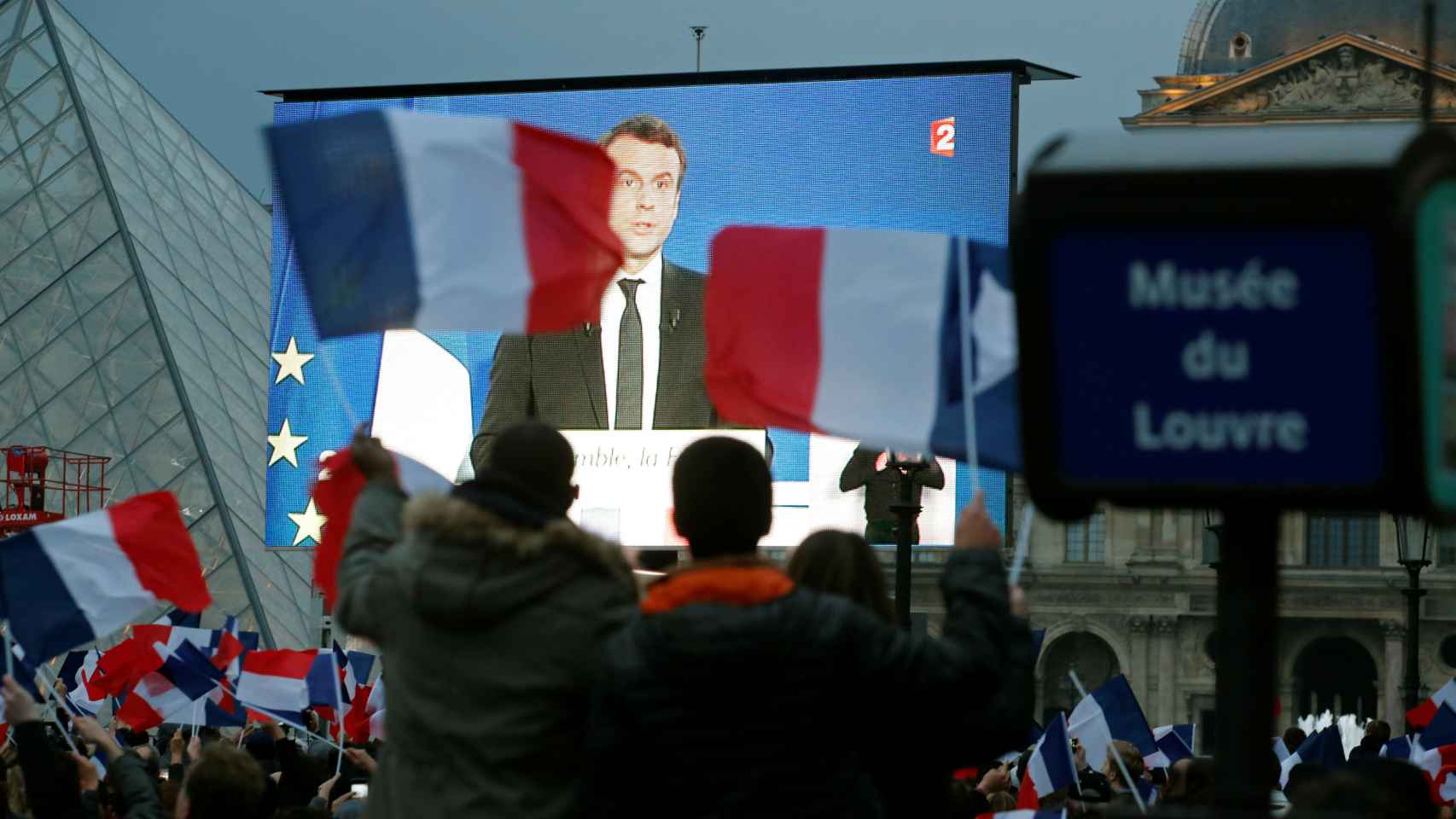 Los seguidores de Macron siguen su discurso anoche en el Louvre