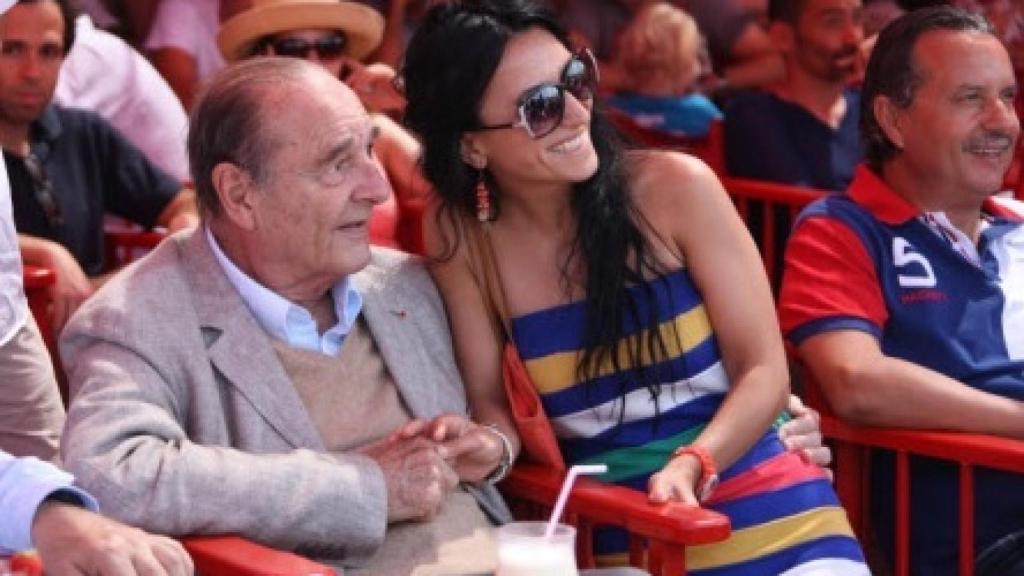 Jacques Chirac, en compañía de una morena en Saint Tropez.