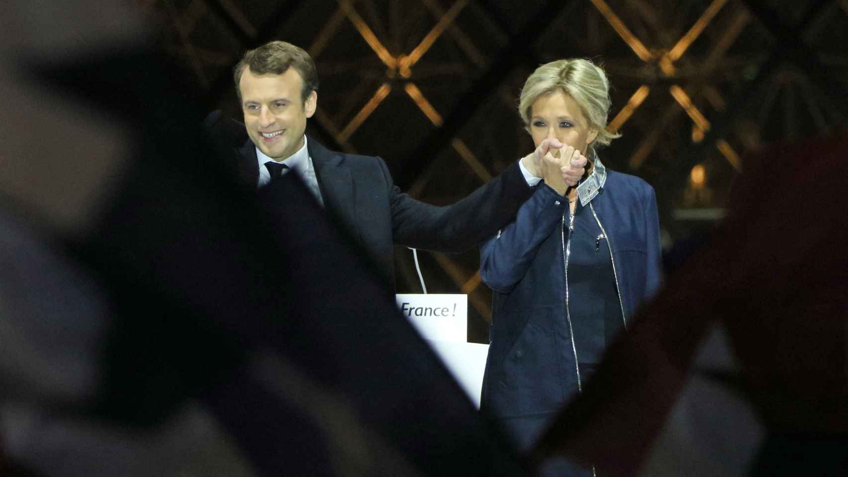 Macron y su mujer, tras la victoria electoral.
