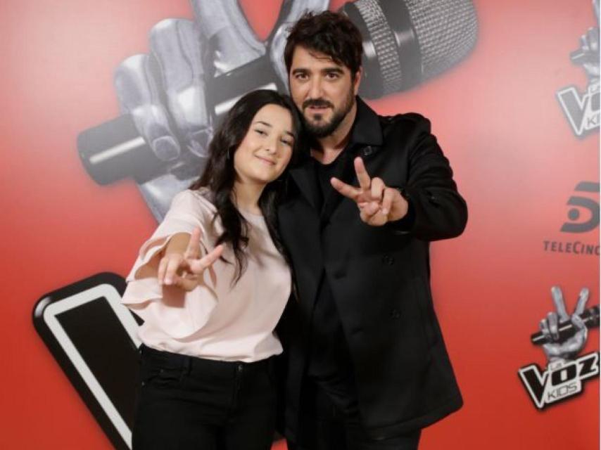 Antonio Orozco con la ganadora de La Voz Kids.