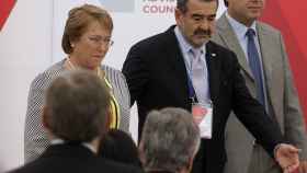 Andrónico Luksic, cabeza visible del negocio familiar, junto a la todavía presidenta de Chile, Michelle Bachelet.