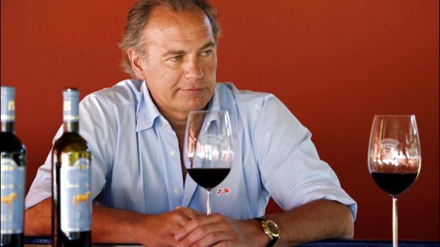 Bertín Osborne posa con uno de sus vinos.