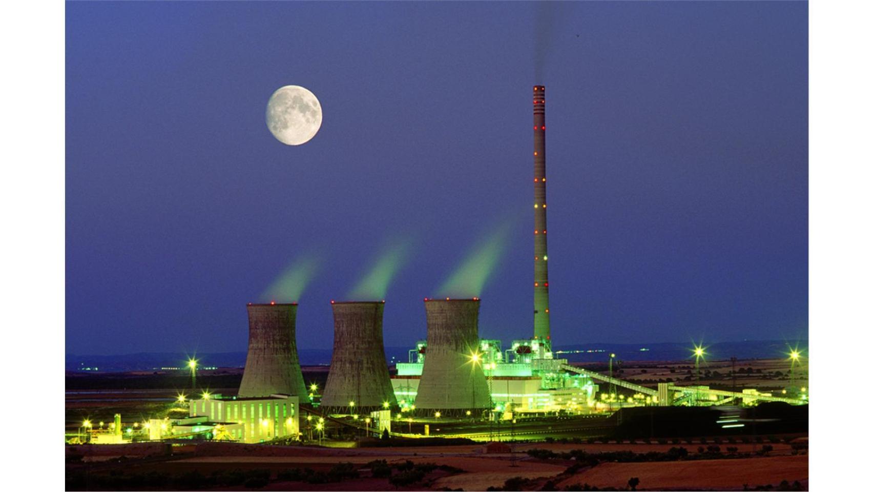 Panorámica nocturna de la Central Térmica Teruel, en Andorra.