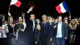 Emmanuel Macron junto a tres generaciones de su familia.