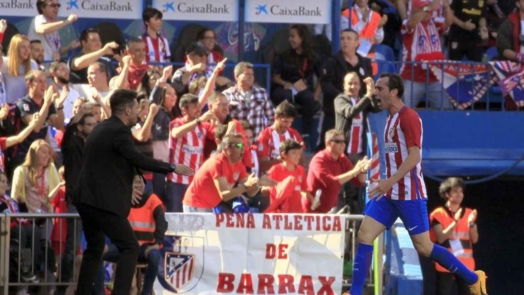 Godín y Simeone celebrando el gol del primero.