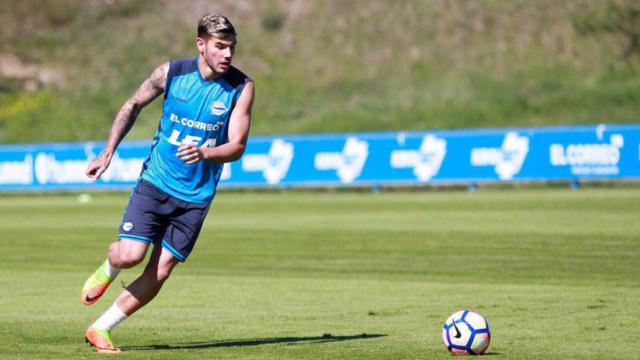 Theo entrenando con el Alavés. Foto. deportivoalaves.com