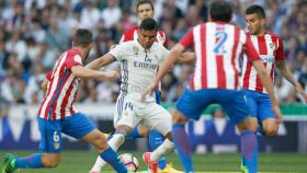 Los jugadores del Atleti rodean a Casemiro